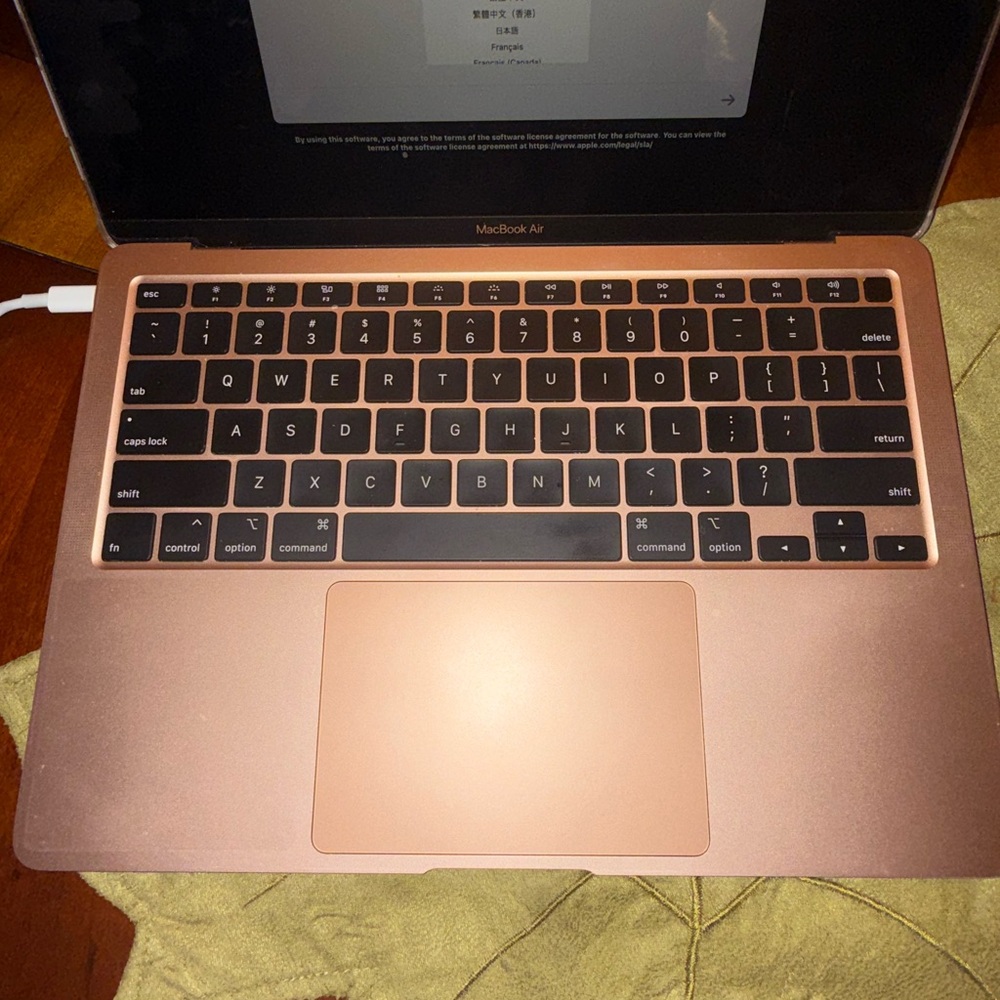 Apple MacBook Air - Gold - Picture 4 of 9